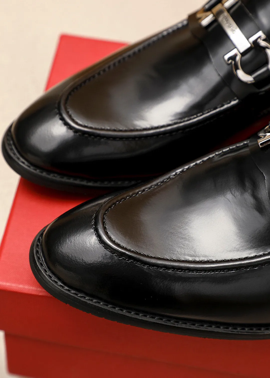 Men's shoes 💰460 💐 Product trademark: Ferragamo "Ferragamo" casual leather shoes Regular size: 39-44 (38.45.46🉑️Customized) Product materials: Selected imported open-edge beaded cowhide leather upper + classic hardware buckle, imported water-dyed cowhide leather lining. Strong three-dimensional visual effect, combined outsole Color: 2⃣️colors available